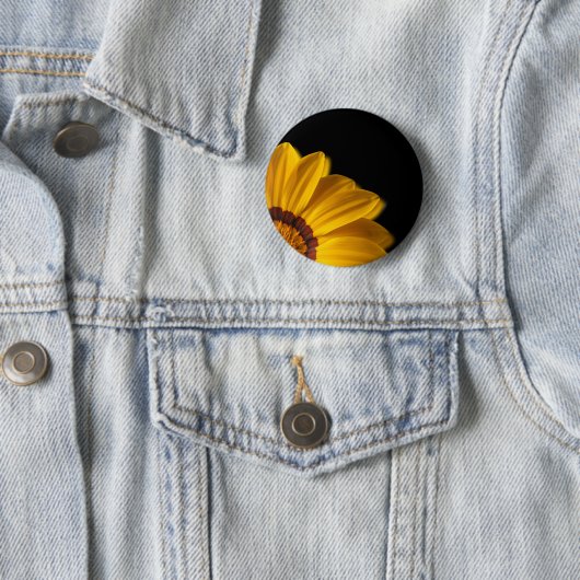 Gelbe Blume auf schwarzem Hintergrund Button (Beispiel)