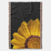 Gelbe Blume auf schwarzem Hintergrund Decke (Vorderseite Vertikal)