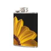 Gelbe Blume auf schwarzem Hintergrund Flachmann (Links)