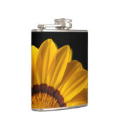 Gelbe Blume auf schwarzem Hintergrund Flachmann (Rechts)