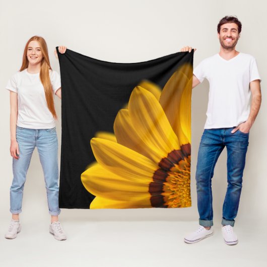 Gelbe Blume auf schwarzem Hintergrund Fleecedecke (Beispiel)