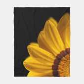 Gelbe Blume auf schwarzem Hintergrund Fleecedecke (Vorderseite)