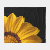 Gelbe Blume auf schwarzem Hintergrund Fleecedecke (Vorderseite (Horizontal))