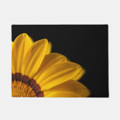 Gelbe Blume auf schwarzem Hintergrund Fußmatte (Vorderseite)