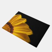 Gelbe Blume auf schwarzem Hintergrund Fußmatte (Schrägansicht)