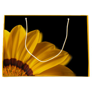 Gelbe Blume auf schwarzem Hintergrund Große Geschenktüte