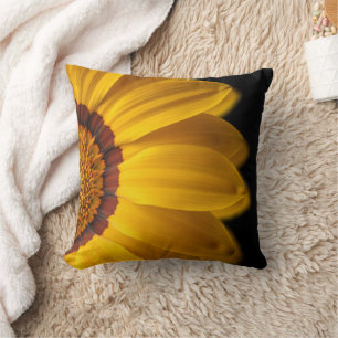 Gelbe Blume auf schwarzem Hintergrund Kissen