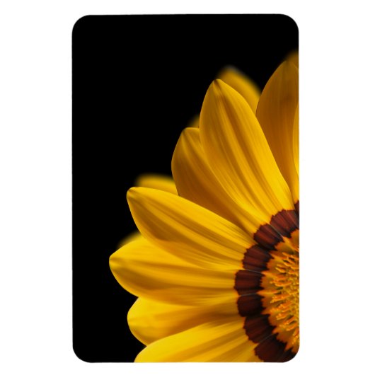 Gelbe Blume auf schwarzem Hintergrund Magnet (Vertikal)