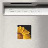 Gelbe Blume auf schwarzem Hintergrund Magnet (In Situ (Geschirrspüler))