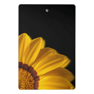 Gelbe Blume auf schwarzem Hintergrund Mini Klemmbrett