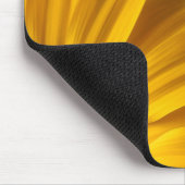 Gelbe Blume auf schwarzem Hintergrund Mousepad (Ecke)