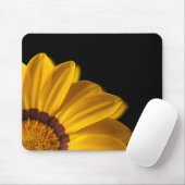 Gelbe Blume auf schwarzem Hintergrund Mousepad (Mit Mouse)
