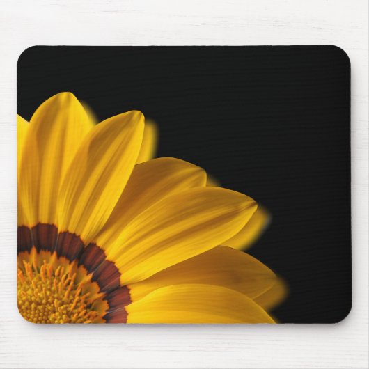 Gelbe Blume auf schwarzem Hintergrund Mousepad (Vorne)