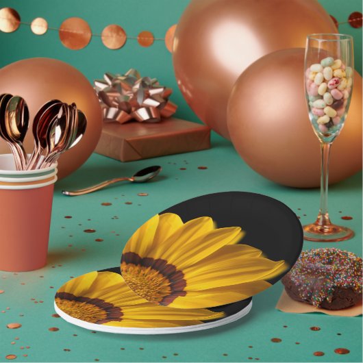 Gelbe Blume auf schwarzem Hintergrund Pappteller (Multi)