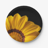 Gelbe Blume auf schwarzem Hintergrund Pappteller (Vorderseite)