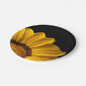 Gelbe Blume auf schwarzem Hintergrund Pappteller (Schrägansicht)