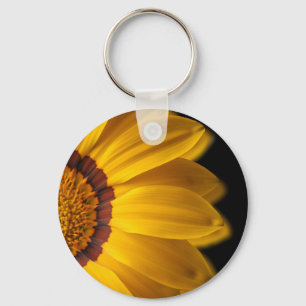 Gelbe Blume auf schwarzem Hintergrund Schlüsselanhänger
