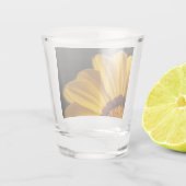 Gelbe Blume auf schwarzem Hintergrund Schnapsglas (Rückseite)