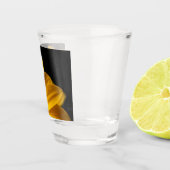 Gelbe Blume auf schwarzem Hintergrund Schnapsglas (Rechts)
