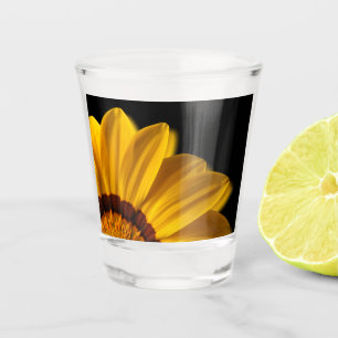 Gelbe Blume auf schwarzem Hintergrund Schnapsglas
