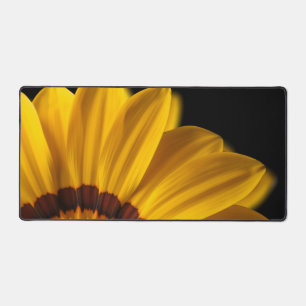 Gelbe Blume auf schwarzem Hintergrund Schreibtischunterlage