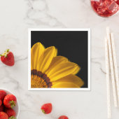 Gelbe Blume auf schwarzem Hintergrund Serviette (Beispiel)