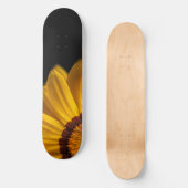 Gelbe Blume auf schwarzem Hintergrund Skateboard (Vorderseite)