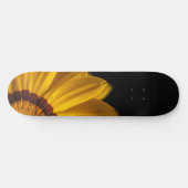 Gelbe Blume auf schwarzem Hintergrund Skateboard (Horizontal)