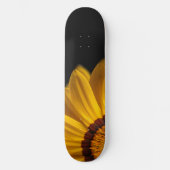 Gelbe Blume auf schwarzem Hintergrund Skateboard (Vorderseite)