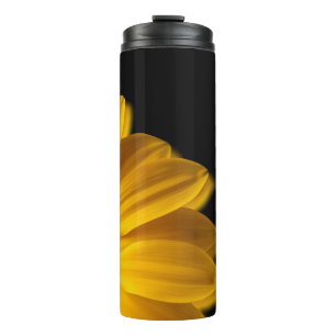 Gelbe Blume auf schwarzem Hintergrund Thermosbecher