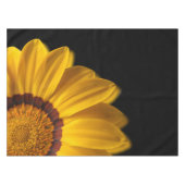 Gelbe Blume auf schwarzem Hintergrund Tischdecke (Vorderseite (Horizontal))