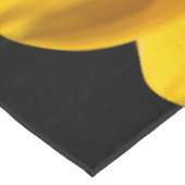 Gelbe Blume auf schwarzem Hintergrund Tischdecke (Schrägansicht)