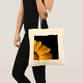 Gelbe Blume auf schwarzem Hintergrund Tragetasche (Vorderseite (Produkt))