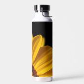 Gelbe Blume auf schwarzem Hintergrund Trinkflasche (Links)
