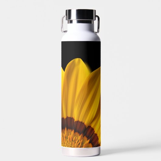 Gelbe Blume auf schwarzem Hintergrund Trinkflasche (Vorne)