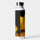 Gelbe Blume auf schwarzem Hintergrund Trinkflasche (Rechts)