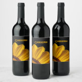 Gelbe Blume auf schwarzem Hintergrund Weinetikett (Flaschen)