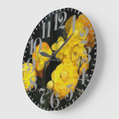 Gelbe Blume aus Peelingmauer Große Wanduhr (Winkel)