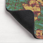 Gelbe Blume gegen Blatttarnungsmuster 2 Mousepad (Ecke)