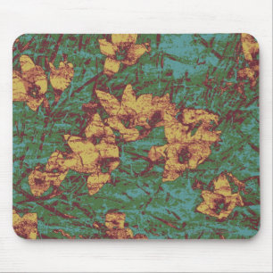 Gelbe Blume gegen Blatttarnungsmuster 2 Mousepad