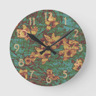Gelbe Blume gegen Blatttarnungsmuster 2 Runde Wanduhr