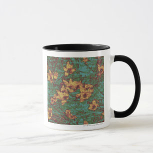 Gelbe Blume gegen Blatttarnungsmuster 2 Tasse