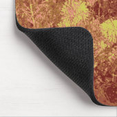 Gelbe Blume gegen Blatttarnungsmuster Mousepad (Ecke)