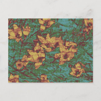Gelbe Blume gegen ein Muster einer Blattcamouflage Postkarte