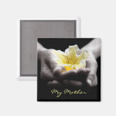Gelbe Blume in den Händen für Mutter Magnet (Vorderseite/Rückseite)
