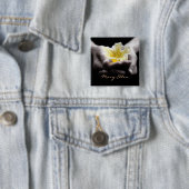 Gelbe Blume in den Händen mit Namen Button (Beispiel)