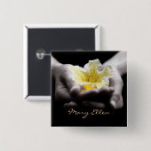 Gelbe Blume in den Händen mit Namen Button (Vorne & Hinten)