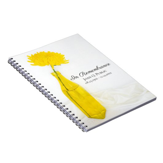 Gelbe Blume in Vase Feier der Lebensbeerdigung Notizblock (Rechte Seite)