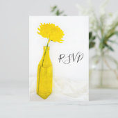 Gelbe Blume in Vase Wedding RSVP Antwortkarte Karte (Stehend Vorderseite)