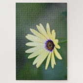 Gelbe Blume mit Grün Puzzle (Vertikal)
